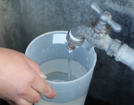 En varios sectores del sur de Quito se reportaron cortes de agua por más de 15 días, en julio de 2025.