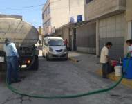 Tanqueros abastecen de agua a los habitantes de parroquias.