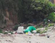 Toda una cuadra cubierta de desperdicios y restos de materiales de todo tipo. Referencial