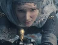 Un joven Galadriel, interpretado por Morfydd Clark, se muestra aferrado a un acantilado helado en el tráiler.