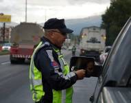 Agente de tránsito realizando controles.