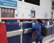 Cientos de usuarios se acercan diariamente a los centros de matriculación vehicular de Quito.