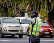 Agente de tránsito realizando controles.