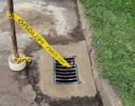 La foto referencial de una alcantarilla que fue repuesta en la capital.