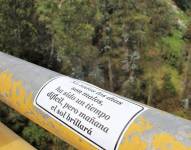 Adhesivos con mensajes de prevención se colocaron en los tubos de los puentes de Quito.