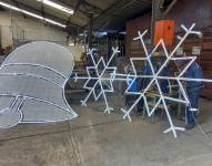 En el taller de arte urbano de la Epmmop se fabrican alrededor de 300 figuras y adornos navideños.