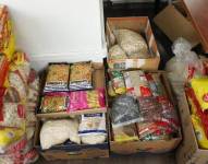 Los productos que fueron donados por la gente para armar las canastas navideñas.