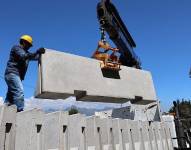 La instalación de las nuevas barreras de concreto en la av. Simón Bolívar.