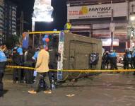 Una chiva se volcó en la avenida Naciones Unidas y 10 de Agosto