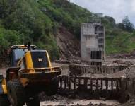 Escombros y sedimentos se retiran de quebradas de Quito.