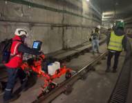 Los obreros del Metro de Quito durante los trabajos de mantenimiento.