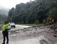 Un deslizamiento de tierra en la vía Cuenca-Molleturo-El Empalme.