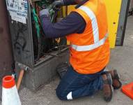 Los técnicos de la Epmmop se encargan de reparar los daños en los sistemas de cables.