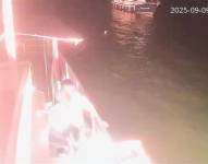 Imagen del momento en que inició un incendio en la flotilla de barcos Global Sumus que se dirige a Gaza, este 8 de septiembre del 2025.