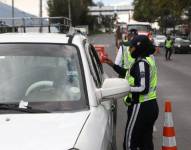 Agentes de tránsito realizaondo controles.
