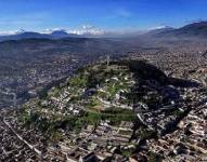 Vista de Quito desde el cielo. Resalta la Virgen del Panecillo.
