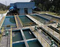 Imagen de una planta de procesamiento de agua potable.