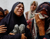 La madre de un adolescente palestino asesinado por fuego israelí llora durante su funeral en un hospital de la ciudad de Gaza en agosto