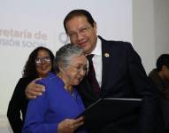 María Judith Hurtado recibió la felicitación del alcalde Santiago Guarderas.