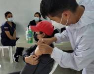 Decenas de personas acuden diariamente a los puntos de vacunación habilitados por la Secretaría de Salud.