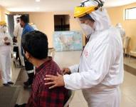 Las brigadas municipales prestan atención médica gratuita para triaje y pruebas de diagnóstico de covid-19.