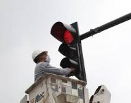 Arreglo de semáforos en Quito.
