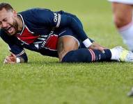 Neymar, lamentando su lesión de tobillo.