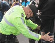 Un policía realiza controles a un usuario del transporte público (foto referencial).