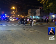 Sujetos en moto rodearon el auto y acribillaron a sus ocupantes.