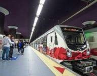 Usuarios esperan el Metro de Quito para movilizarse.