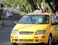El taxista fue sometido en su propio vehículo.