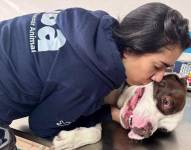 Toretto junto a una de las técnicas de la UBA, en Quito.