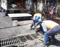 Los obreros de Epmaps colocaron nuevas rejillas una vez que concluyera el paro nacional este 30 de junio.