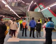 Las guías instruyen a la ciudadanía sobre el uso del Metro.