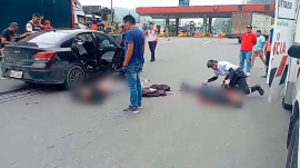 En videos difundidos en redes sociales se observa cómo los hombres baleados, aún con vida, quedaron tendidos sobre la calzada.