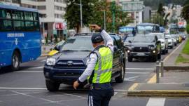 Un agente de tránsito gestiona la movilidad vehicular en Quito.