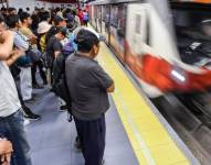 Miles de usuarios viajan en el Metro de Quito.