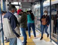 Miles de usuarios utilizan los servicios de Ecovía y Trolebús en Quito.