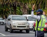 Agente de tránsito realizando controles.