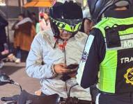 Un agente de tránsito en uno de los controles en Quito.