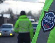 Agentes civiles de tránsito en puntos clave de la ciudad.