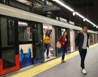 Los usuarios comenzaron a llegar, desde las 06:00, a las estaciones del Metro de Quito.