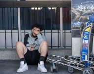 Un hombre quien fue informado que su vuelo había sido cancelado