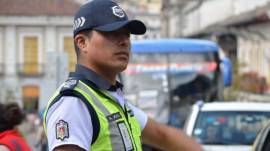 Un agente civil de tránsito dirige la movilidad en la calle Benalcázar del Centro Histórico.