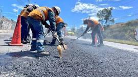 Imagen referencial de obreros trabajando en repavimentación, en Quito.