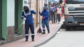 Los obreros de Emaseo hacen tareas de limpieza en Quito.