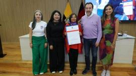 Momento en el que Lilia del Carmen Rodríguez recibió el reconocimiento.