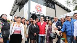 El alcalde de Quito, Pabel Muñoz (rojo), junto a otras persona.