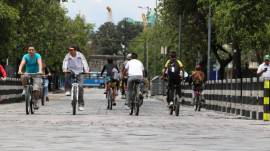 Miles de personas disfrutan en sus bicicletas del Paseo Dominical.
