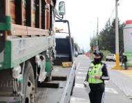 Los controles en la avenida Simón Bolívar, en Quito.